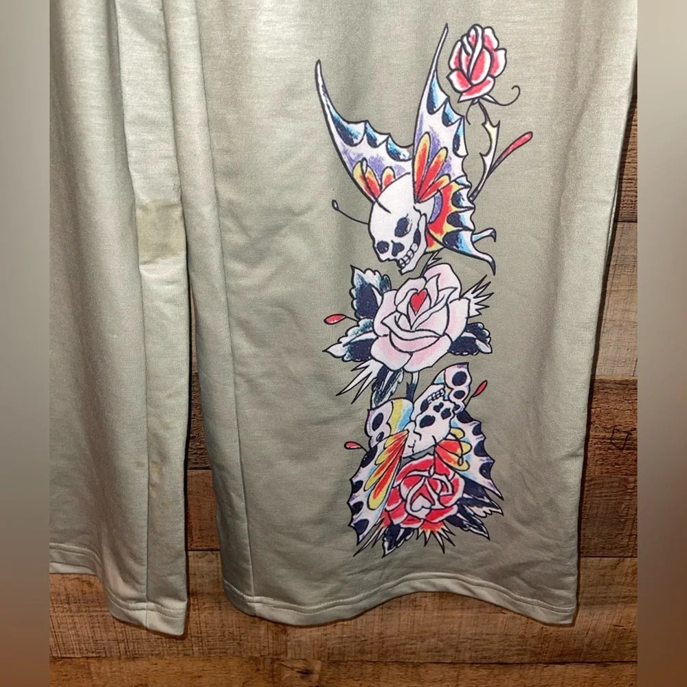 Skulls & Roses Jogging Suit Outfit - Picture 5 of 12